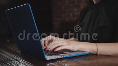 漂亮的美甲女孩在笔记本电脑键盘上打印文本。 年轻女子在笔记本电脑键盘上打字，特写。